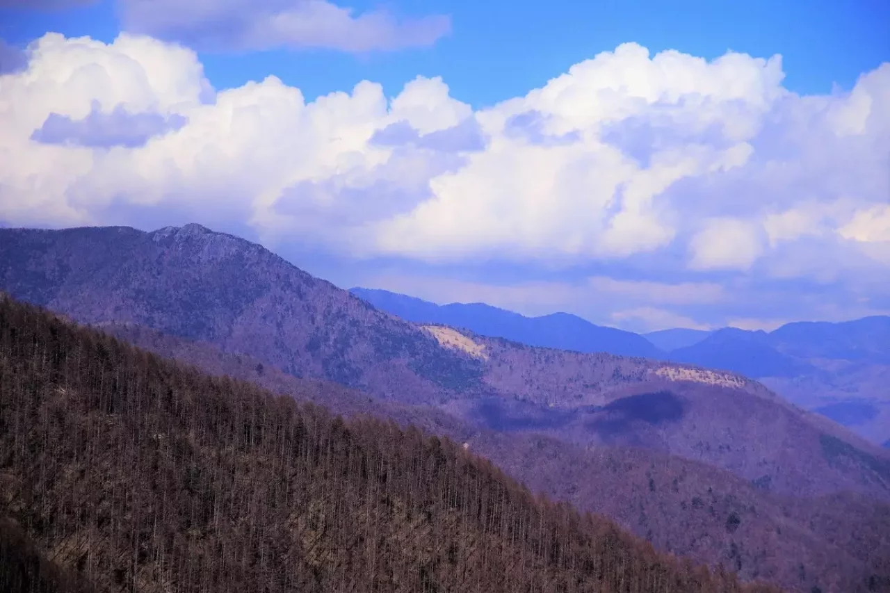 幕岩まで来てようやく見えるのが、かの乾徳山