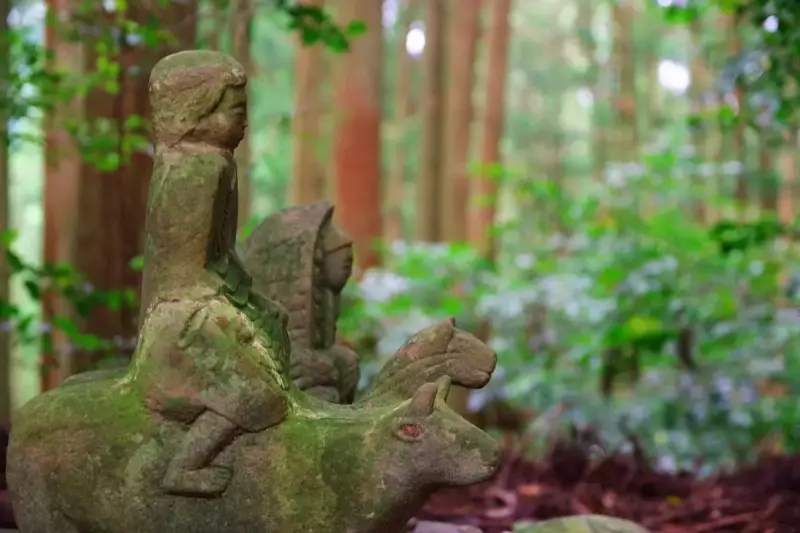 花山法王の旅姿だとされる小さな石像