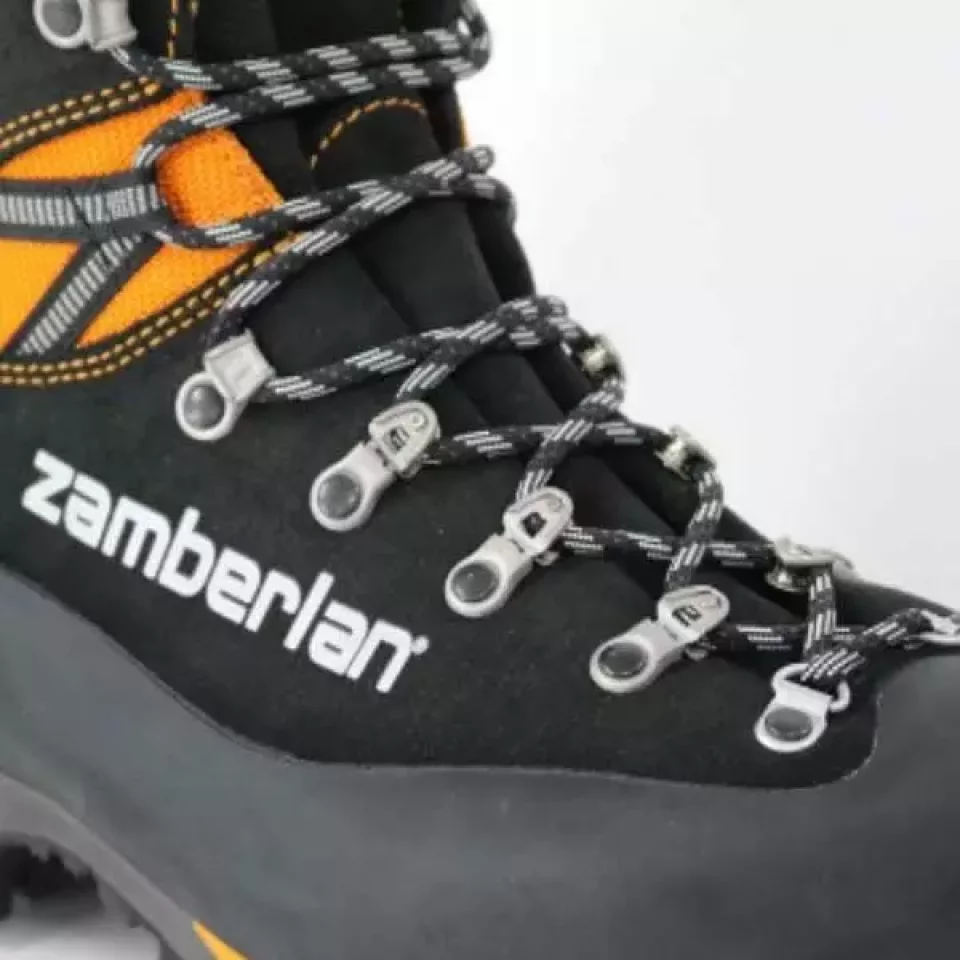 シャンクを内蔵し剛性を高める