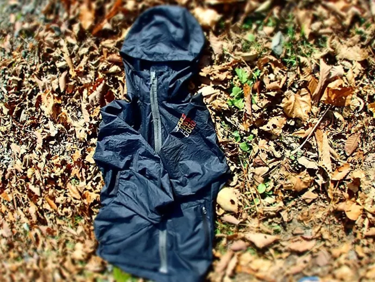 ピークパフォーマンス ハイクジャケット 山・海・町でと万能なウィンドブレーカー